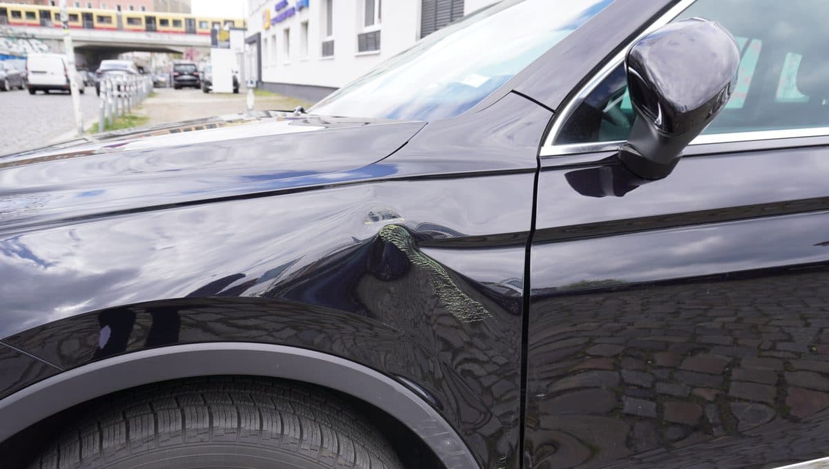 Kotflügel-Beule SUV — Kotflügel vorne links nach Parkschaden ausgebeult, BLK GmbH Berlin