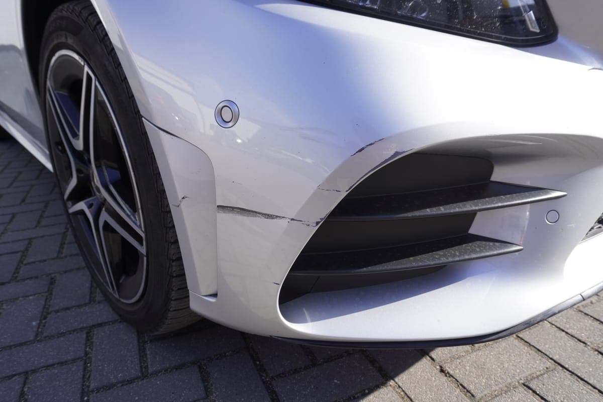 Stoßfänger Mercedes — Stoßfänger-Reparatur mit Spot Repair Lackierung, BLK GmbH Berlin