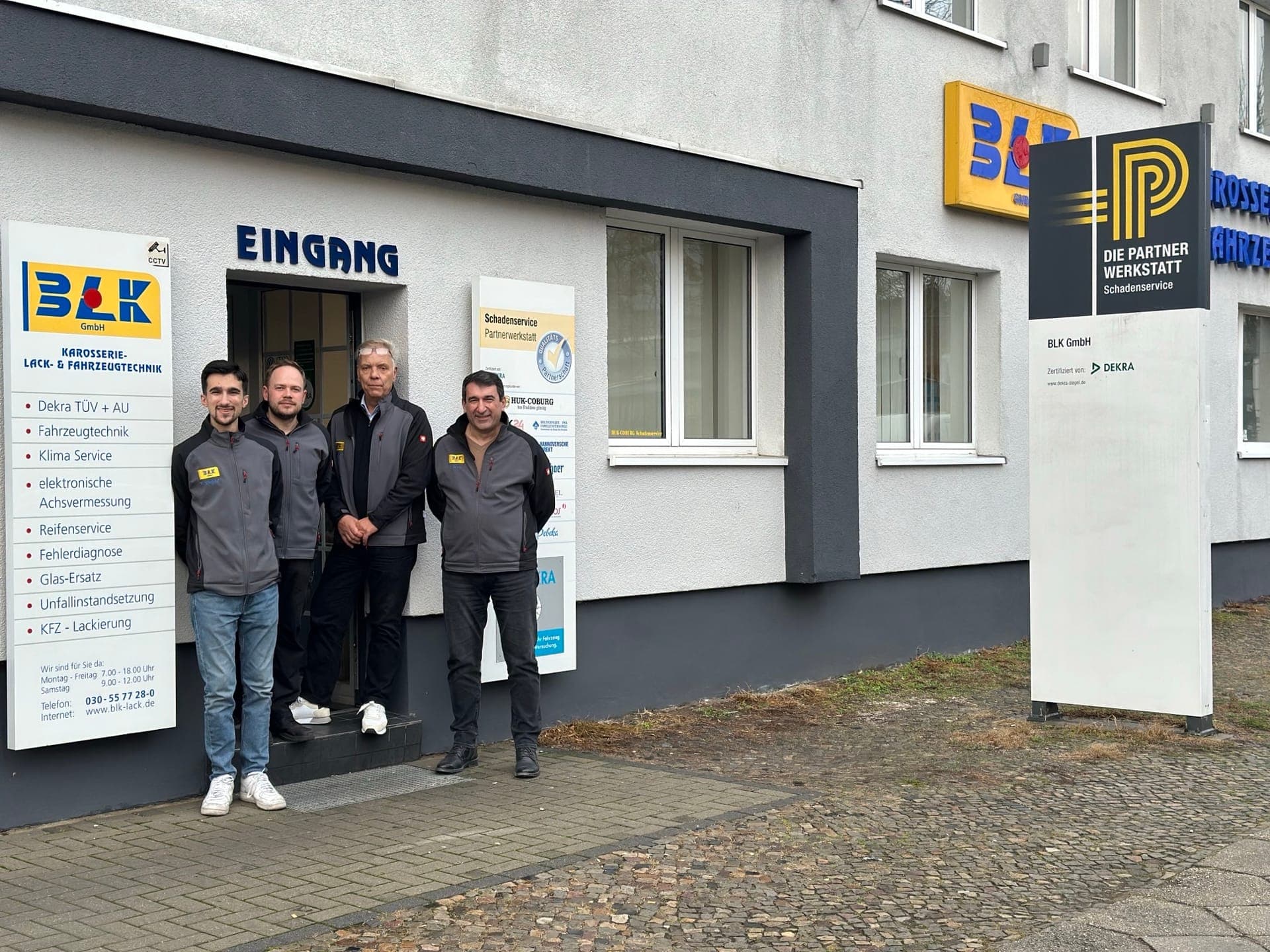 Das Team der BLK GmbH vor dem Firmeneingang